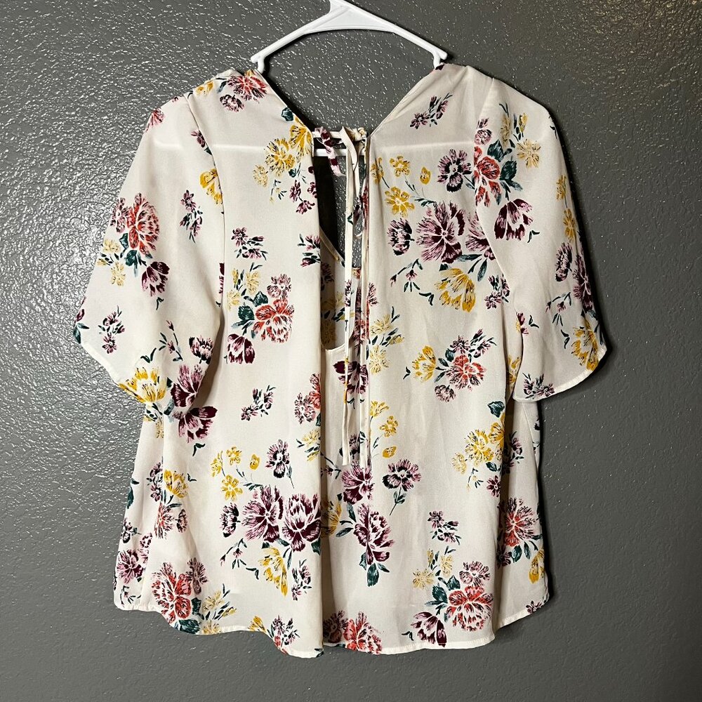 Lush XL Floral V-Neck Flutter Sleeve Tie Back Blouse Top - Picture 3 of 3